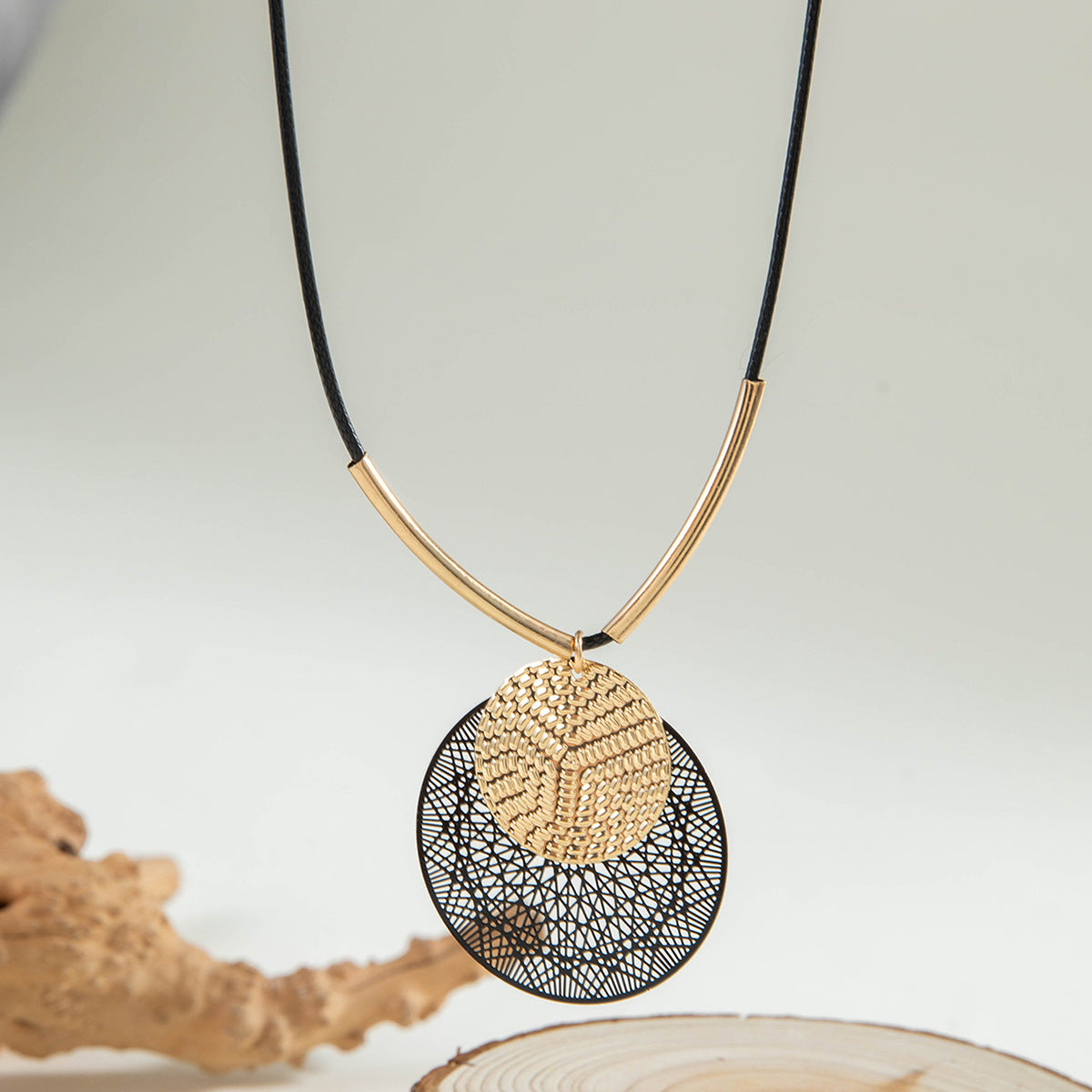 European and American New Style Personality Mesh Round Pendant Necklace for Women Elegant Simple Textured Round Pendant Rope Chain Necklace