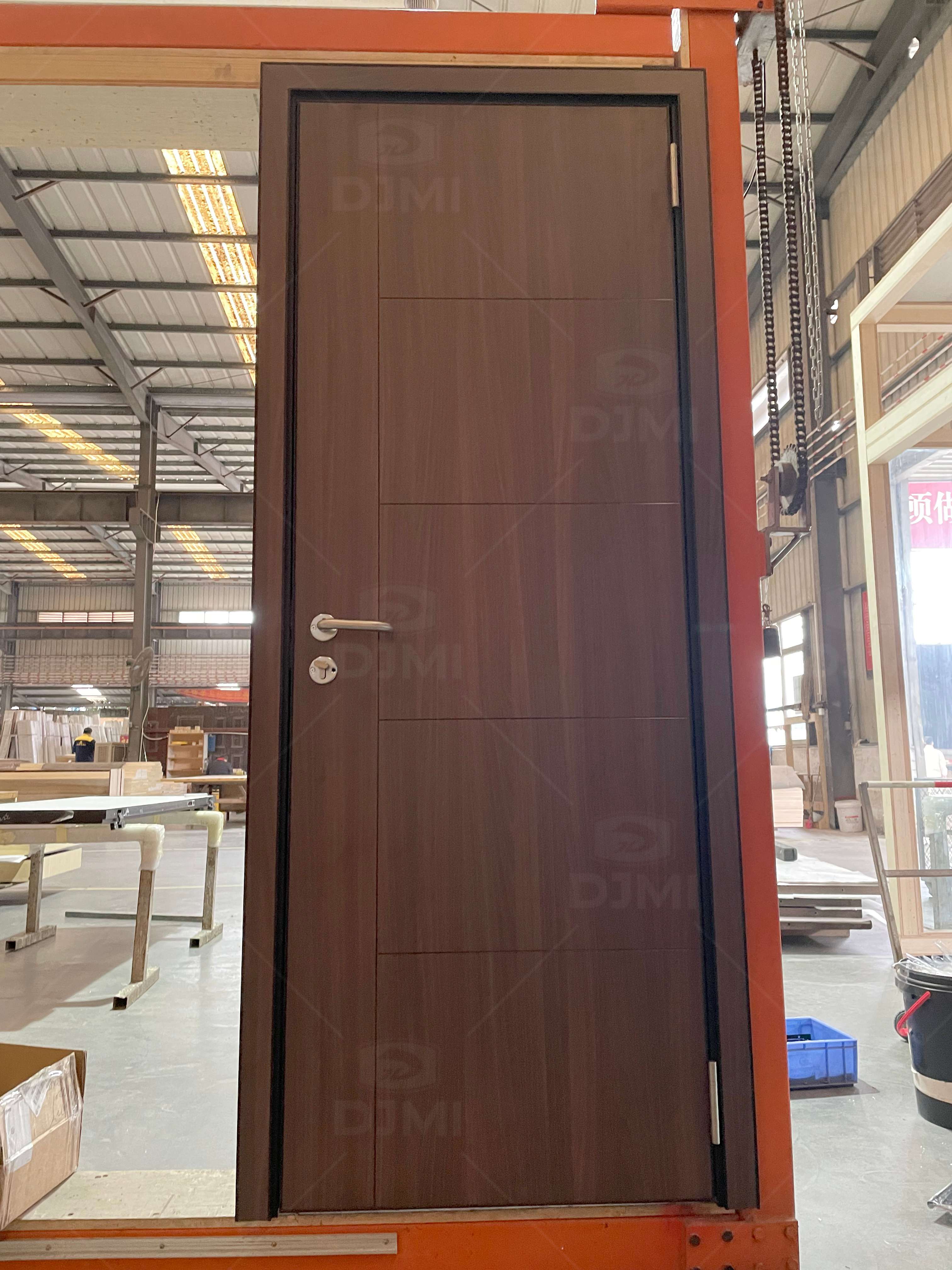 China Top Manufacturers' Natural Wood Grain Laminated Plywood Timber Slab Door Modern for Interior Hotels Hospitals Apartments