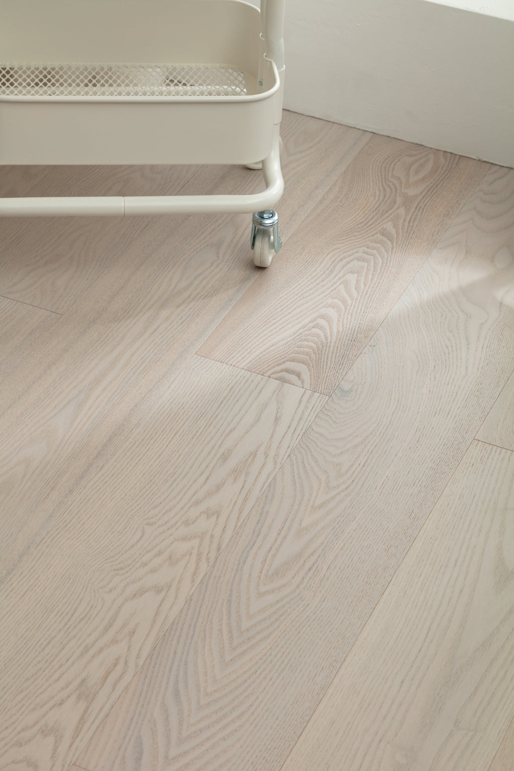 SK 1211 Full Birch Multi-layer Fire-Retardant Substrate Solid Wood European Oak Veneer 1.2 mm Scratch-resistant Engineered Flooring