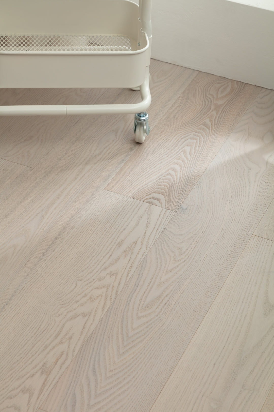 SK 1211 Full Birch Multi-layer Fire-Retardant Substrate Solid Wood European Oak Veneer 1.2 mm Scratch-resistant Engineered Flooring