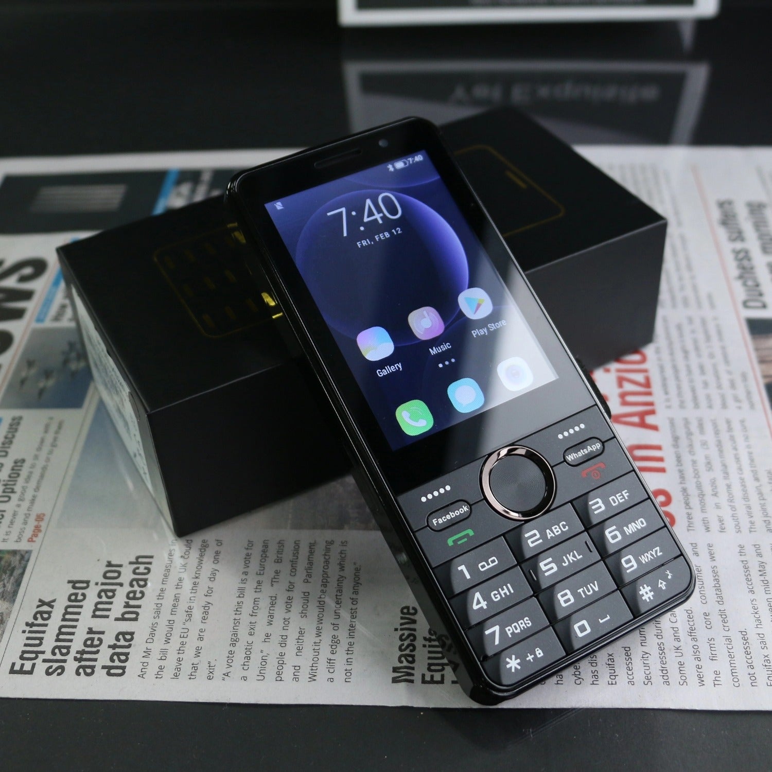 3.5Touchscreen Button Android Smartphone4G Universal Dual SIM2+16Large battery WIFI
