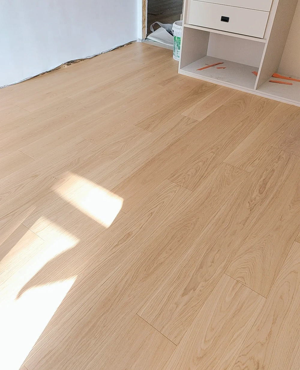 Customizable 18mm Thick Solid Oak Wood Flooring with UV Lacquer Finish for Outdoor & Kitchen Projects ABCD Surface Grading