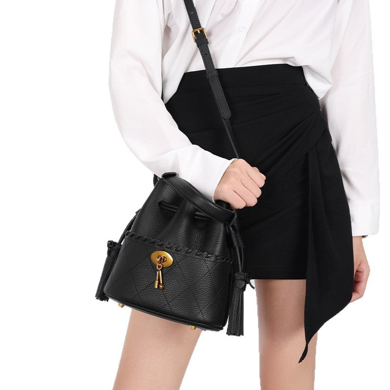 European and American First Layer Cowhide Women's New Genuine Leather Handbag Trendy Bucket Bag Tassel Niche Drawstring Shoulder Crossbody Bag