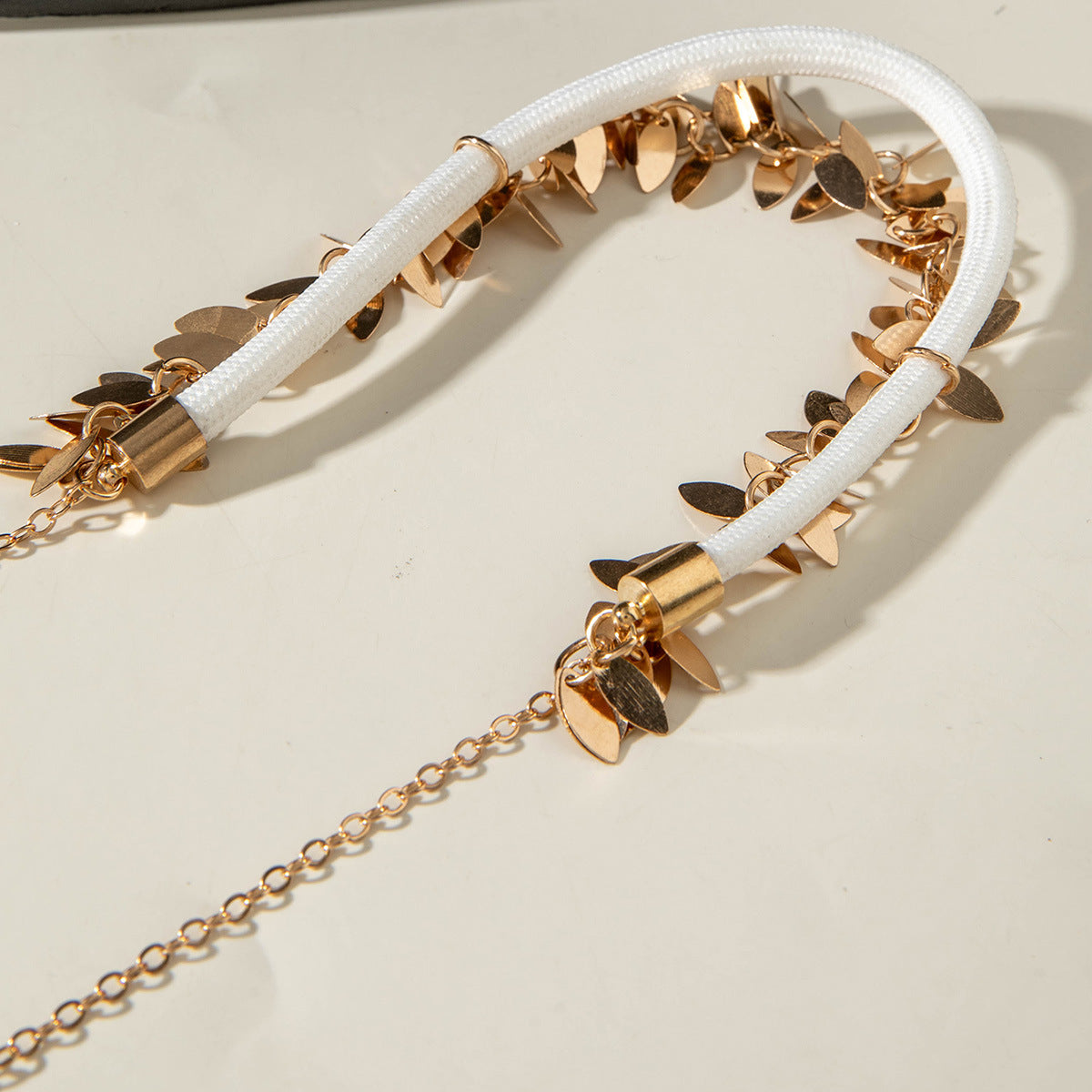 European and American Style Jewelry Metallic Sequin Leaf Pendant Exaggerated Necklace  Fashionable Niche Style Elegant High-end Necklace