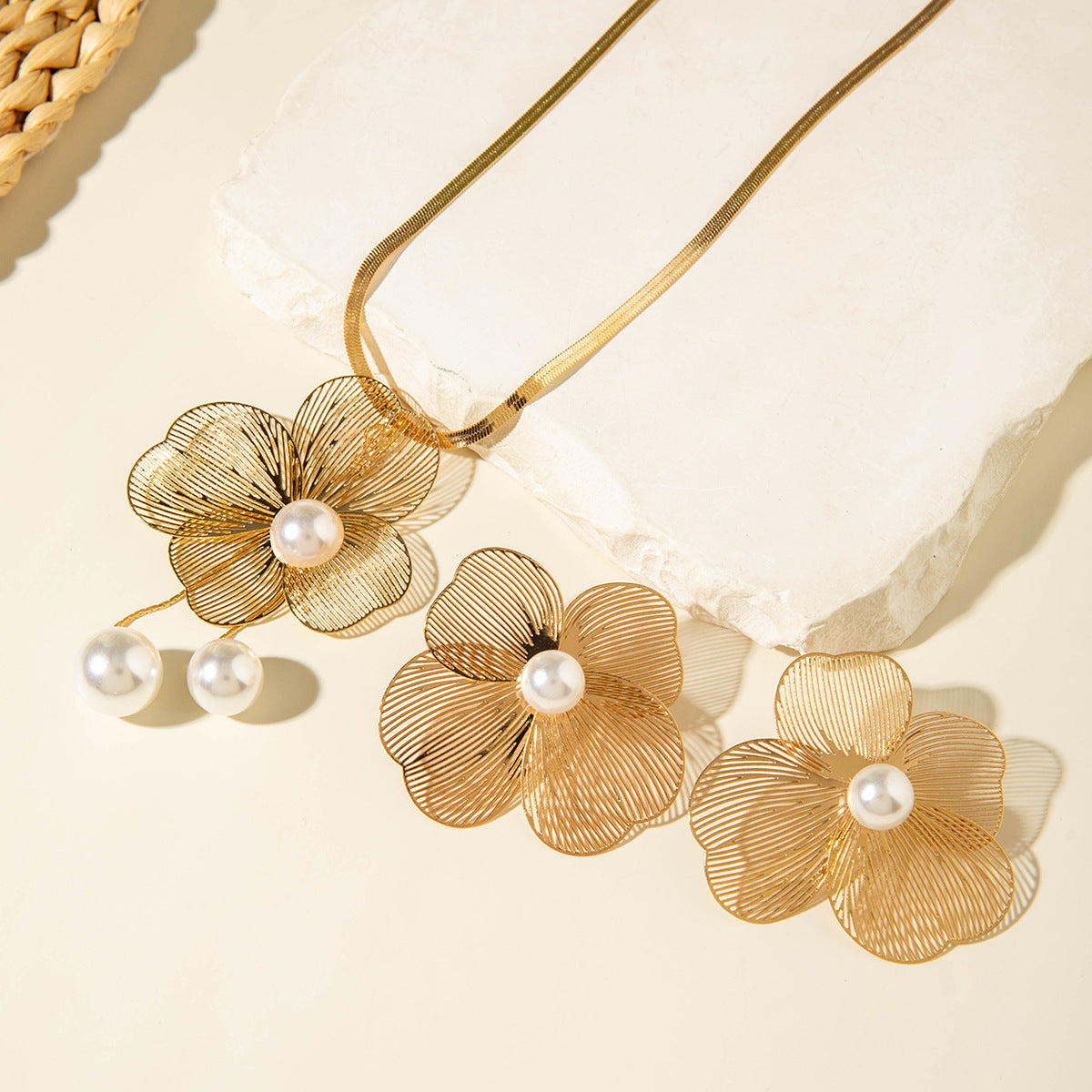 European and American Niche Ginkgo Leaf Tassel Necklace Design Sense Retro Pull-out Imitation Pearl Choker Jewelry choker