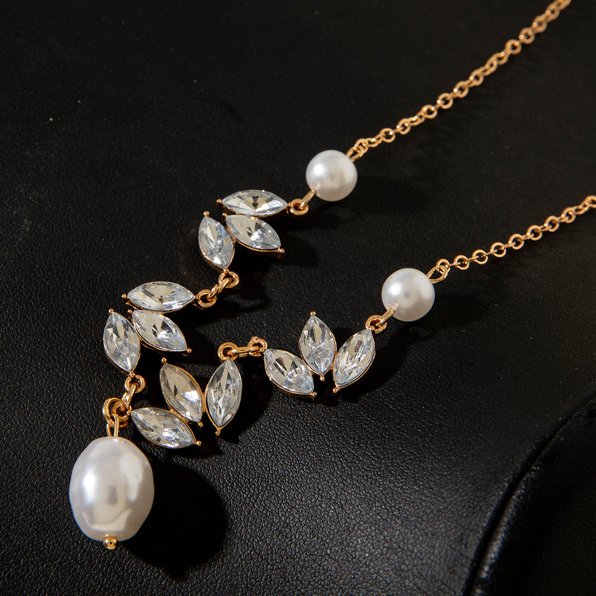 European and American Ornament  Fashionable Light Luxury Wheat Spike Inlaid Diamond Pearl Pendant Necklace with Unique Design and Personality Clavicle Necklace