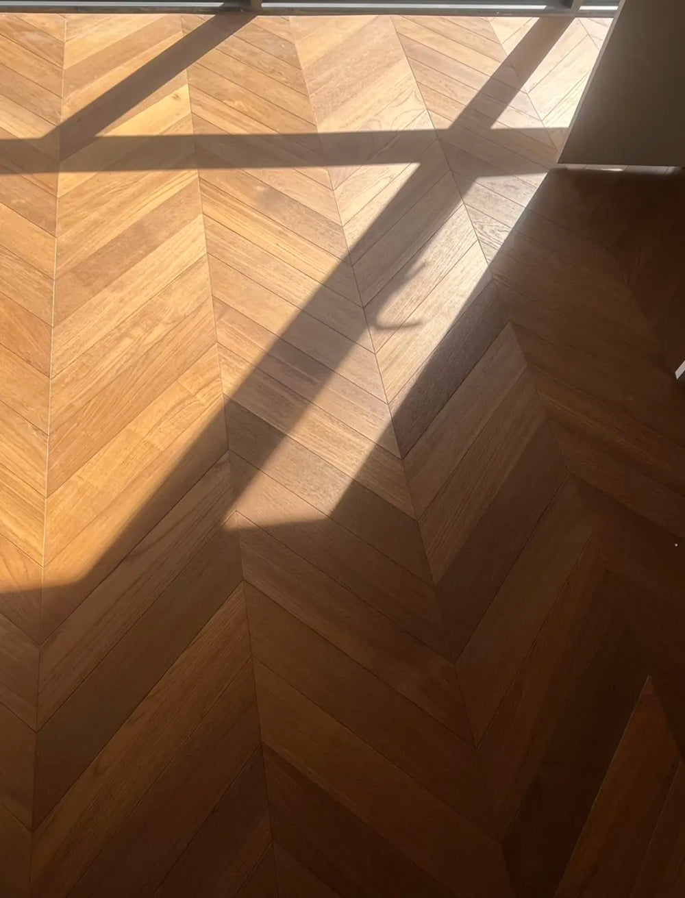 High-Quality Engineered Solid Teak Wood Flooring, Splash-Resistant Surface & Smooth Grain Texture for Elegant Residential Spaces