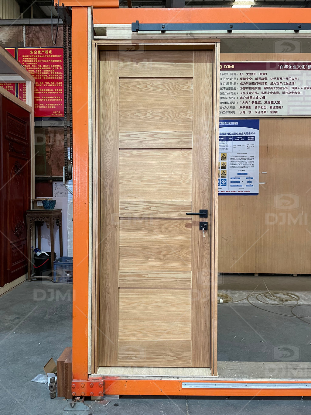 China Manufactured Paneled Solid Wood Primed Shaker Slab Standard Door Oak 3 Panel Shaker Internal Door
