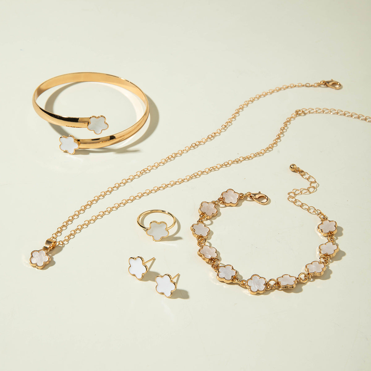 European and American Fashion Alloy Inlaid Diamond Five-Leaf Clover Bracelet Jewelry Three-Piece Set Simple Geometric Smooth Bracelet Wholesale