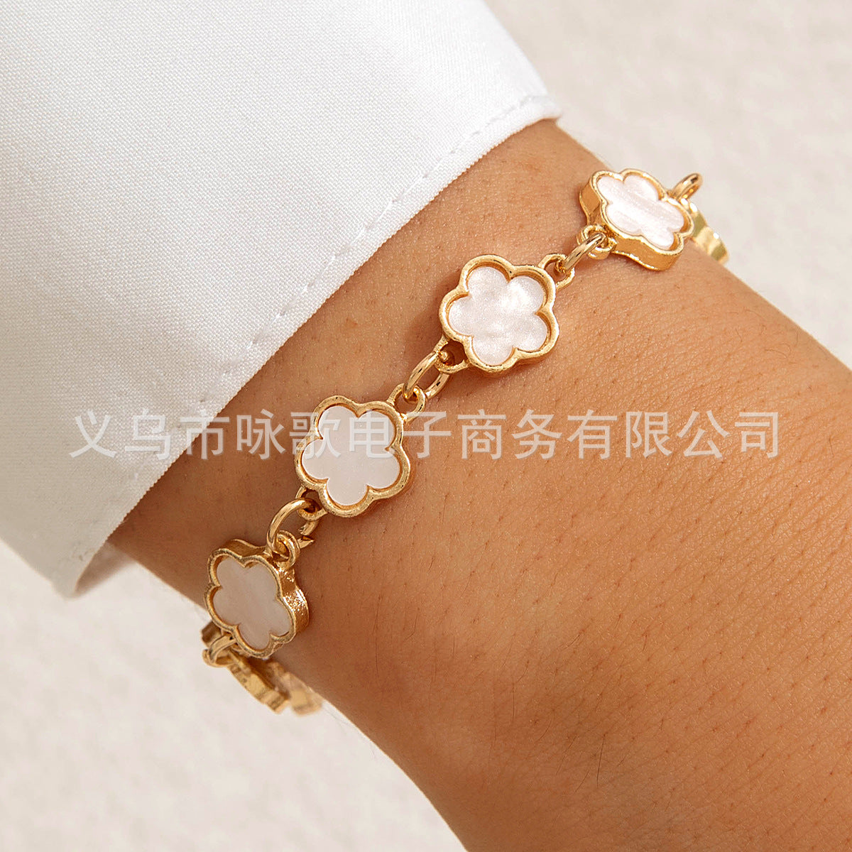 European and American Fashion Alloy Inlaid Diamond Five-Leaf Clover Bracelet Jewelry Three-Piece Set Simple Geometric Smooth Bracelet Wholesale