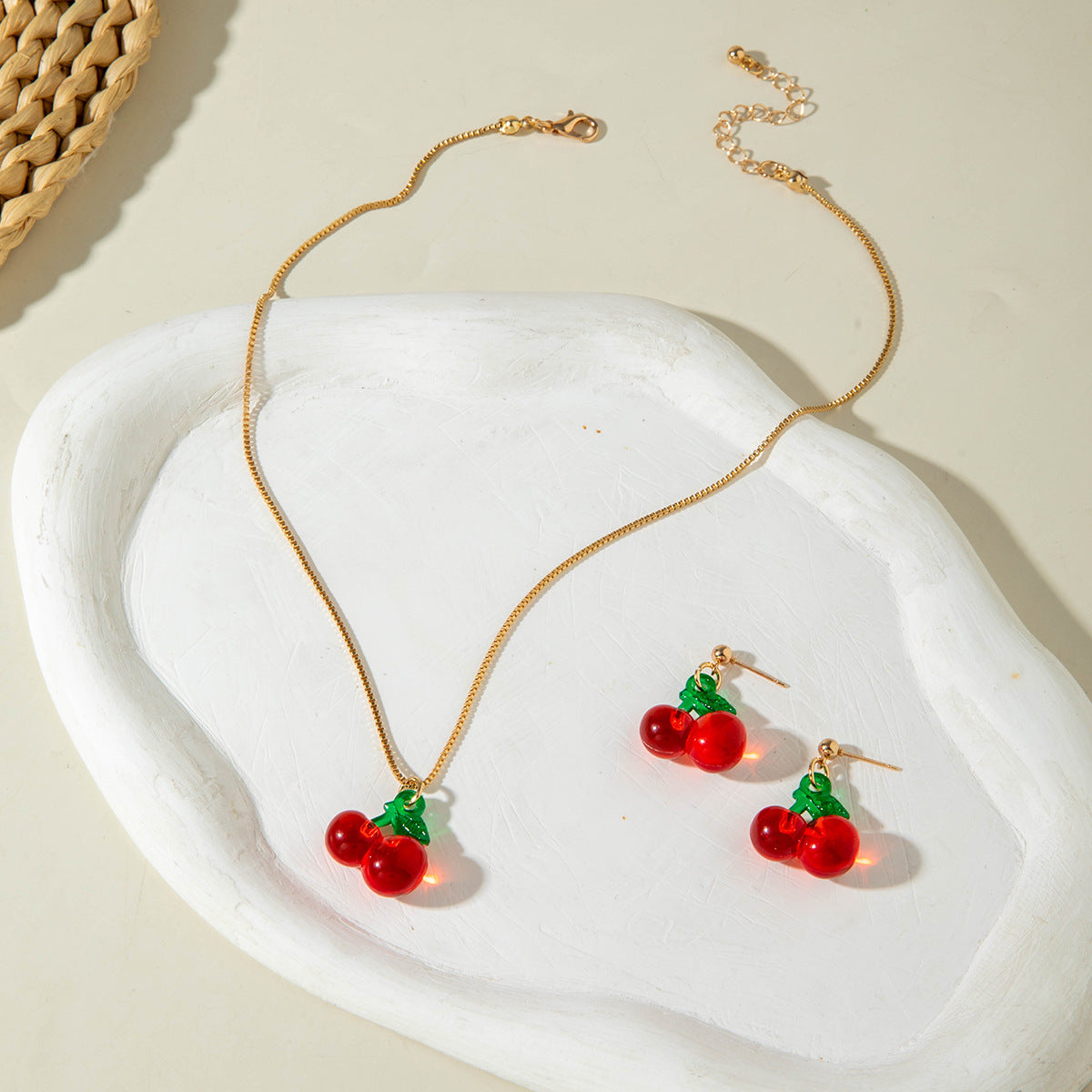 European and American Style Jewelry Light Luxury Imitation Pearl Cherry Necklace High-End Versatile Grass Multi-Layer Stacking Necklace Wholesale