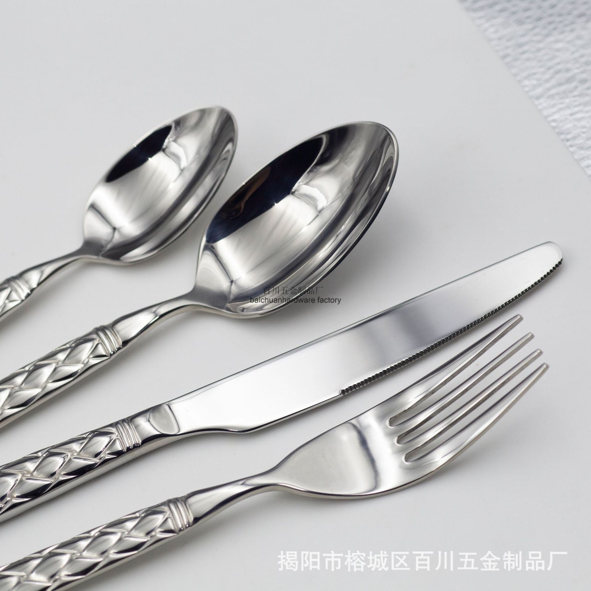 304Stainless Steel Knife Fork Spoon Thickened Forged Relief Tableware Western Steak Knife Fork Dessert Spoon4Piece Suit