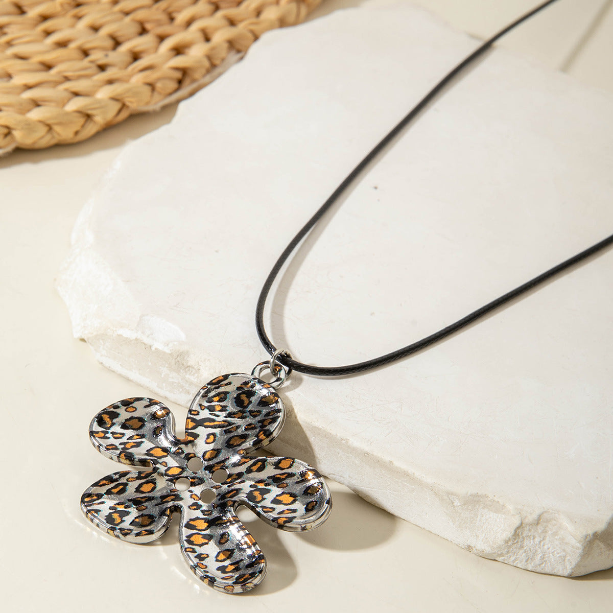 European and American New Style Personality Mesh Round Pendant Necklace for Women Elegant Simple Textured Round Pendant Rope Chain Necklace